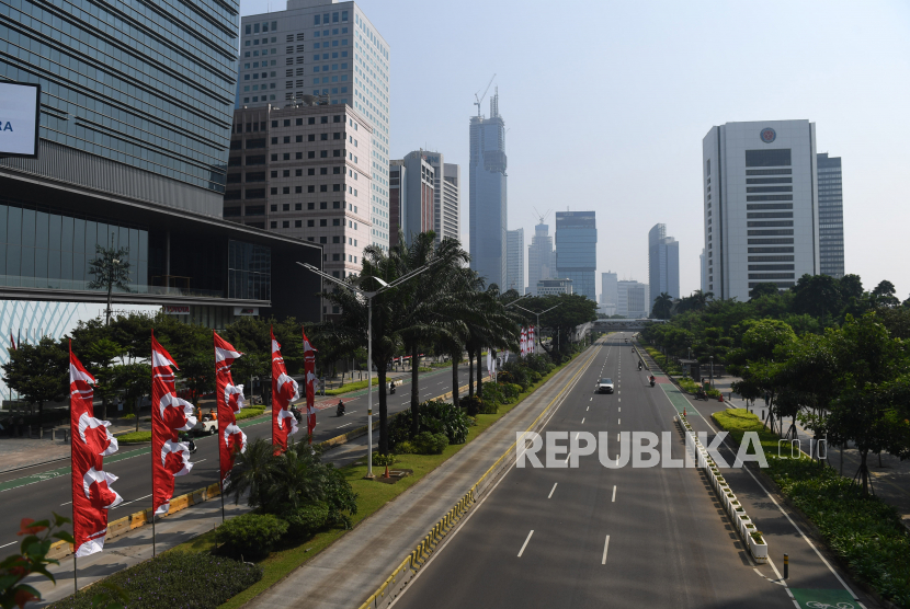 Pelaksanaan PPPKM Darurat hingga Level 4 membuat aktivitas masyarakat menurun, seperti terlihat di Jalan Jenderal Sudirman, Jakarta, Selasa (17/8/2021). 