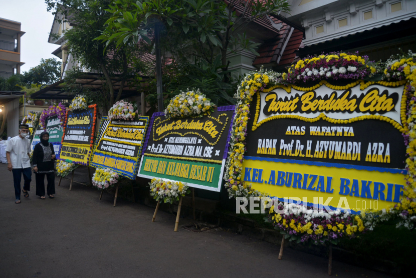 Sejumlah karangan bunga ucapan belasungkawa atas wafatnya Ketua Dewan Pers Azyumardi Azra berada di rumah duka Perumahan Puri Laras 2, Ciputat, Tangsel, Banten, Ahad (18/9/2022). Azyumardi Azra meninggal dunia pada Ahad (18/9/2022) di rumah sakit Kedah, Selangor, Malaysia pukul 12.30 waktu setempat.Republika/Prayogi