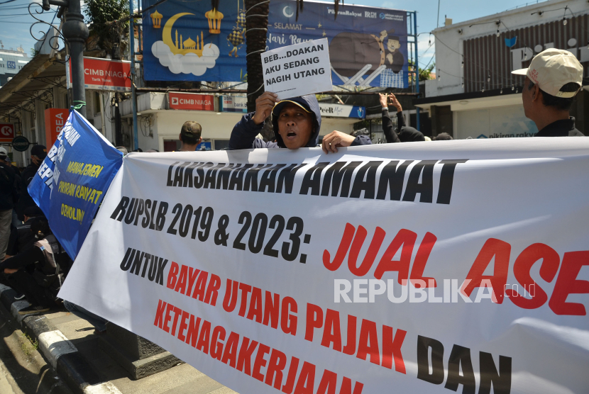 Puluhan mantan karyawan PT Pikiran Rakyat Bandung menggelar unjuk rasa, di Teras Kantor Pikiran raktyat, Jalan Asia Afrika, Kota Bandung, Kamis (18/4/2024). 