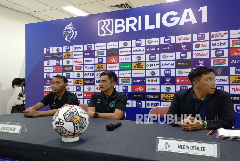 Pelatih PSS Sleman Seto Nurdiantoro didampingi pemain PSS Sleman Nurdiansyah memberikan keterangan resmi seusai laga Persib Bandung melawan PSS Sleman di Stadion GBLA, Kota Bandung, Ahad (5/2/2023). 