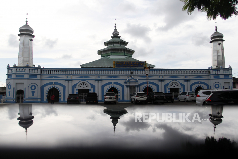Jadwal sholat kota Padang. FOTO: Masjid Raya Ganting