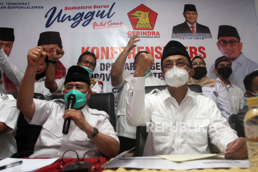 Wakil gubernur Sumatera Barat Nasrul Abit (kiri) didampingi Bupati Kabupaten Agam Indra Catri (kanan).