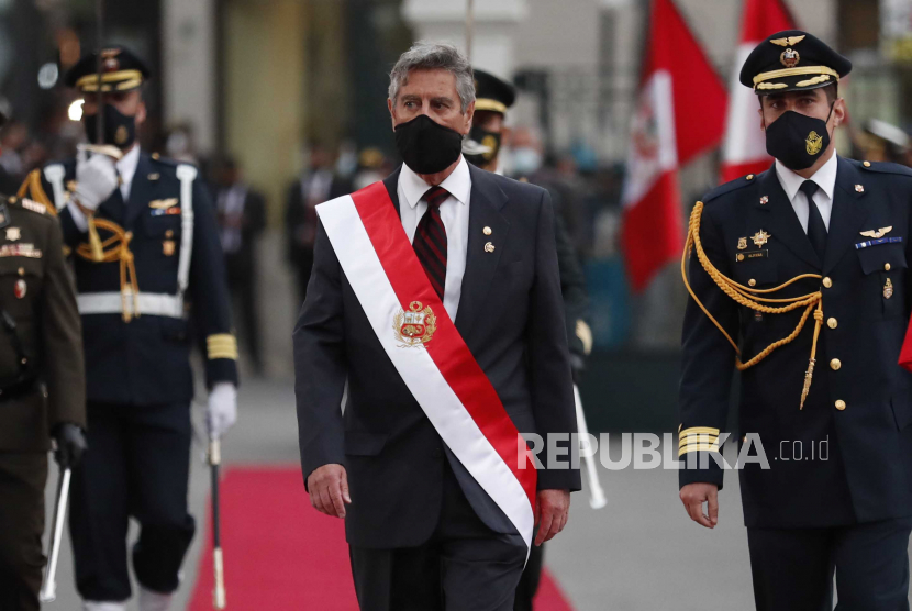 Presiden Peru Francisco Sagasti (tengah) perintahkan penangguhan penerbangan dari Eropa selama dua pekan. Ilustrasi.