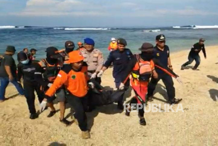 Tim SAR gabungan mengevakuasi jenazah seorang wisatawan yang terseret ombak dan tengggelam di kawasan Pantai Pasir Putih, Desa Pangumbahan, Kecamatan Ciracap, Kabupaten Sukabumi, Jawa Barat, Rabu (29/3/2023).