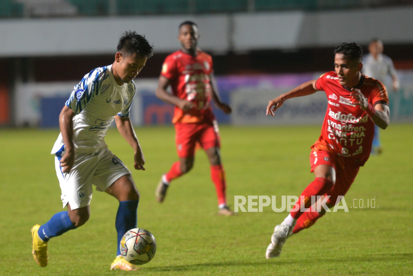 Gelandang tengah Bali United FC, Sidik Saimima mengawal bek kanan PSIS Semarang Ferdyan pada pertandingan terakhir BRI Liga 1 (ilustrasi)