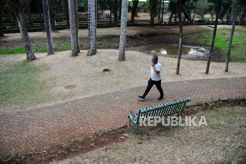 Warga beraktivitas di Taman Langsat, Jakarta Selatan, Senin (11/9/2023). Menurut petugas, kondisi Taman Langsat mengalami kekeringan usai dilanda musim kemarau sejak dua bulan yang lalu. Hal tersebut mengakibatkan danau buatan di taman tersebut surut, serta kondisi rumput yang kering.