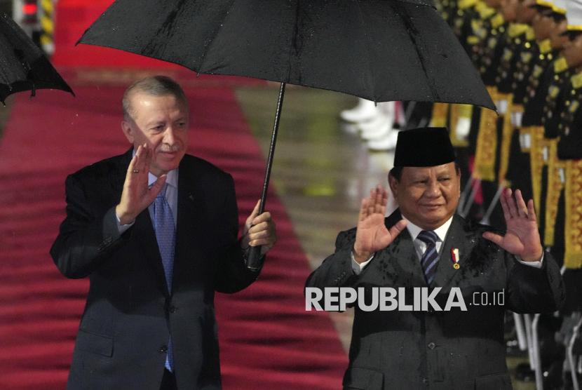 Presiden Prabowo Subianto bersama Presiden Turki Recep Tayyip Erdogan di Base Ops Pangkalan Udara TNI AU Halim Perdanakusuma, Jakarta Timur, Selasa (11/2/2025) malam WIB. 