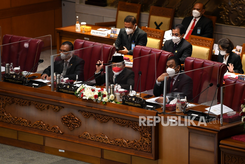 Para Wakil Ketua DPR Muhaimin Iskandar (tengah), Rachmat Gobel (kanan) dan Lodewijk F Paulus (kiri) memimpin jalannya Rapat Paripurna DPR Masa Persidangan II Tahun Sidang 2021-2022 di Kompleks Parlemen, Senayan, Jakarta, Senin (1/11/2021). Rapat tersebut beragendakan pidato Ketua DPR pada Pembukaan Masa Persidangan II Tahun Sidang 2021-2022 dilanjutkan dengan pelantikan anggota DPR Pergantian Antar Waktu (PAW). 