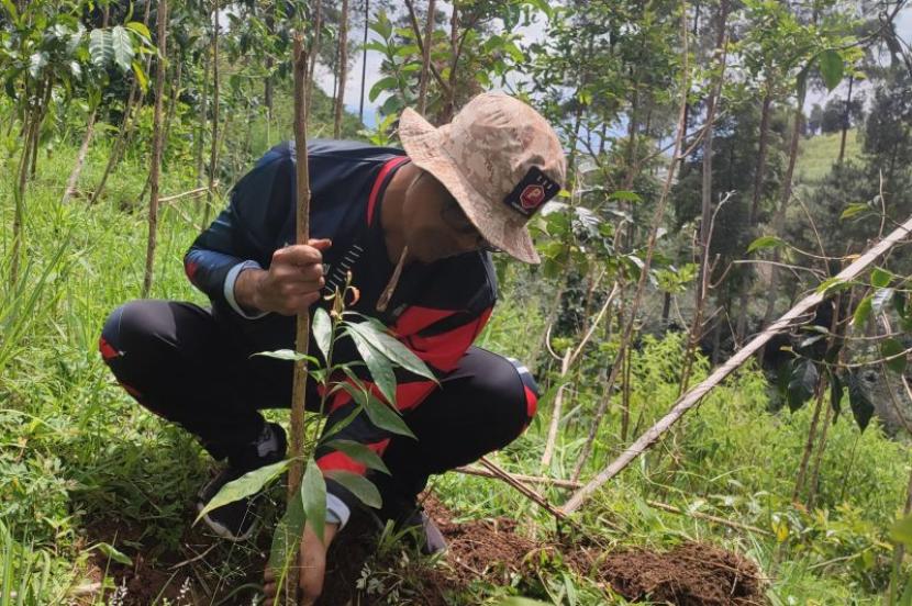 Pembukaan Jalur Baru Pendakian Gunung Prau via Campurejo Diperkuat Penghijauan