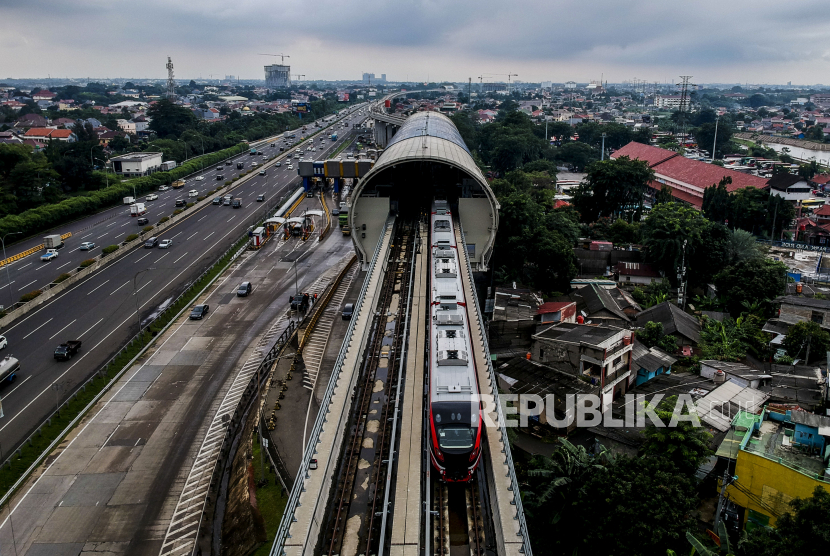 Rangkaian kereta listrik ringan atau Light Rail Transit (LRT) Jabodebek saat berada di Stasiun LRT Kampung Rambutan, Jakarta, Selasa (16/2). Pembangunan lintas rel terpadu (LRT) Jabodebek ditargetkan selesai pada Agustus hingga September 2021.