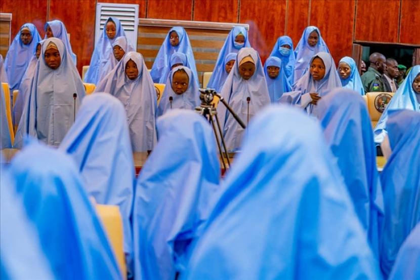 Satu orang tewas dan lebih dari 100 siswa diculik dalam serangan kelompok bersenjata di sebuah sekolah Islam di negara bagian Niger, Nigeria Tengah, pada Ahad (30/5).