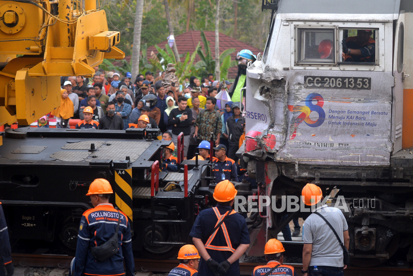 Petugas menggunakan crane mengevakuasi lokomotif KA Argo Wilis di Stasiun Kali Menur, Sentolo, Kulonprogo, Yogyakarta, Selasa (17/10/2023). 