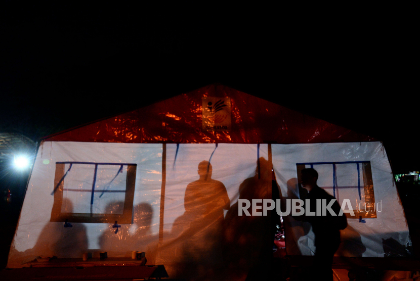 Pengungsi terdampak gempa berada di dalam tenda posko pengungsian di Taman Prawatasari, Cianjur, Jawa Barat, Selasa (22/11/2022)