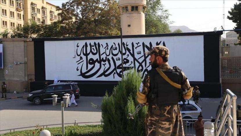 Penjaga keamanan Taliban menjaga gedung-gedung penting milik pemerintah dan swasta.