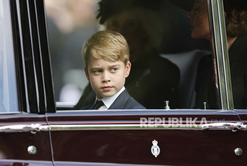 Pangeran George Inggris seusai Pemakaman Negara Ratu Elizabeth II di London, Inggris, 19 September 2022. Pangeran George disebut sudah memahami posisinya sebagai pewaris takhta Kerajaan Inggris.