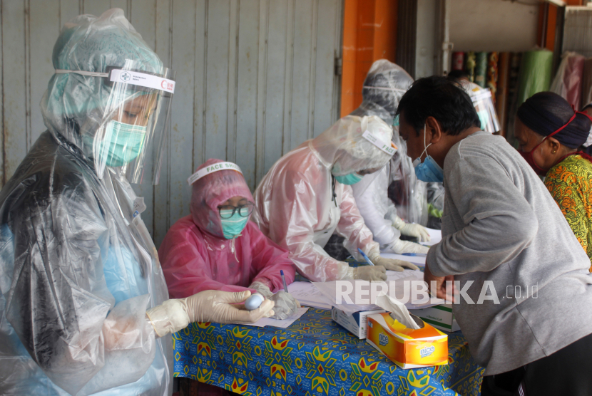 Tenaga Kesehatan memeriksa warga di Kota Sorong, Papua Barat, Jumat (3/4/2020). 