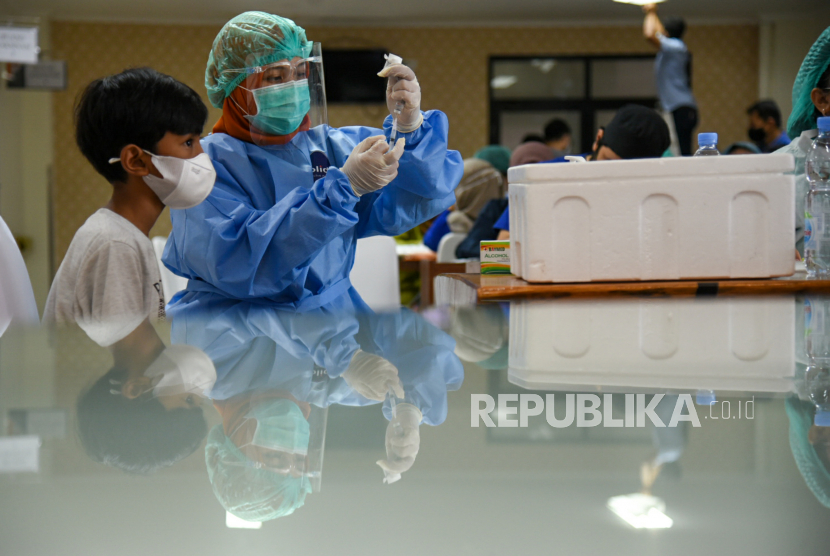 Petugas kesehatan mempersiapkan vaksin COVID-19 jenis Sinovac sebelum disuntikan kepada seorang anak saat vaksinasi massal anak usia 6-11 tahun di Rumah Sakit Universitas Sumatera Utara (USU), Kota Medan, Sumatera Utara, Kamis (30/12/2021). Pemerintah Provinsi Sumatera Utara bekerjasama dengan IDAI (Ikatan Dokter Anak Indonesia) Sumut melaksanakan vaksinasi untuk anak usia 6-11 tahun selama dua hari dengan target 2.000 dosis. 
