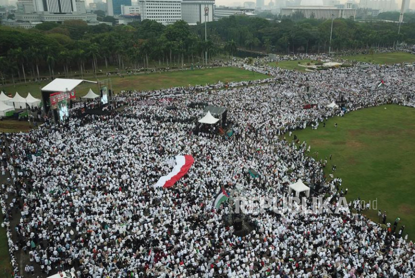 Ribuan warga mengikuti Aksi Damai Aliansi Rakyat Indonesia Bela Palestina di Monas, Jakarta, Ahad (5/11/2023). Aksi yang diikuti massa dari lintas agama itu mengecam serangan Israel ke Palestina. 