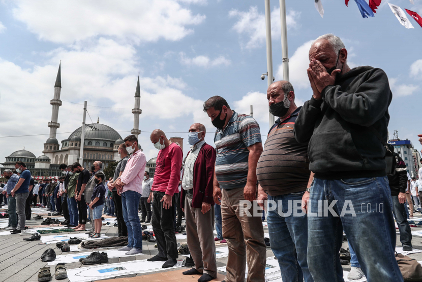 Orang-orang shalat Jumat di depan Masjid Taksim yang baru dibangun di Lapangan Taksim, saat upacara pembukaan masjid di Istanbul, Turki, 28 Mei 2021. 