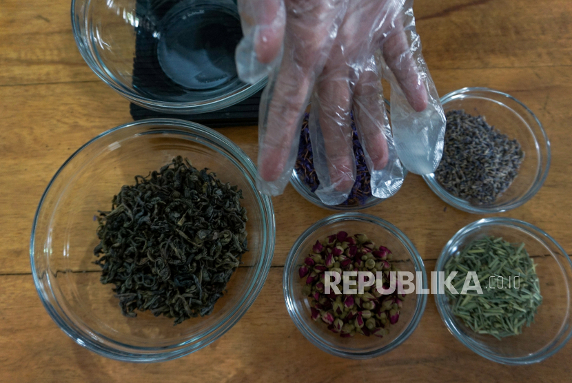 Meracikan teh dengan berbagai macam rempah-rempah (Ilustrasi). Artisan tea terbagi menjadi dua, yakni single origin dan tea blend.
