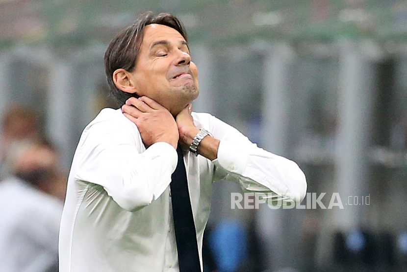 Pelatih Inter Milan Simone Inzaghi bereaksi pada pertandingan sepak bola Serie A Italia antara FC Inter dan Atalanta di stadion Giuseppe Meazza di Milan, Italia, Ahad (26/9) dini hari WIB.