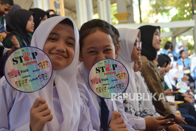 Ratusan pelajar hadir saat deklarasi Bandung Zero Bullying dan peluncuran program Jam untuk Keluarga (Jamuga) yang digelar Pemkot Bandung di Padepokan Mayang Sunda, Kota Bandung, Selasa (30/7/2024). Program tersebut sebagai upaya memitigasi sekaligus meminimalisir terjadinya kasus perundungan, dalam hal ini dengan mendorong setiap anggota keluarga untuk memperkuat kualitas interaksi keluarga.