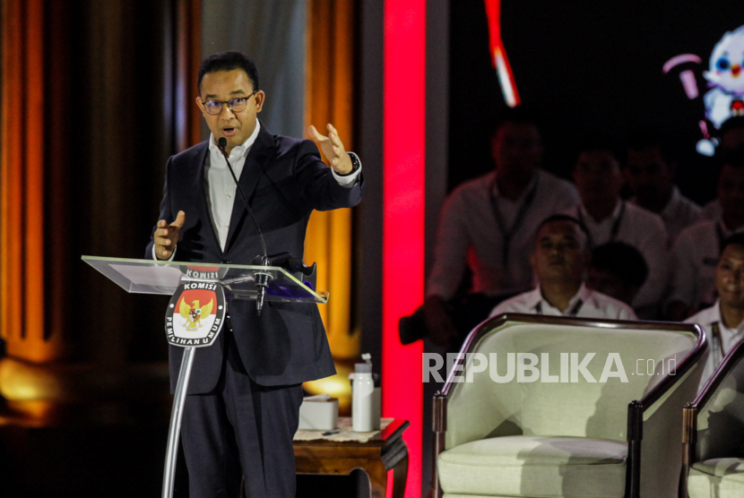 Capres nomor urut 1, Anies Rasyid Baswedan memaparkan visi misi saat debat capres di Istora Senayan, Jakarta Pusat, Ahad (7/1/2024) malam WIB.