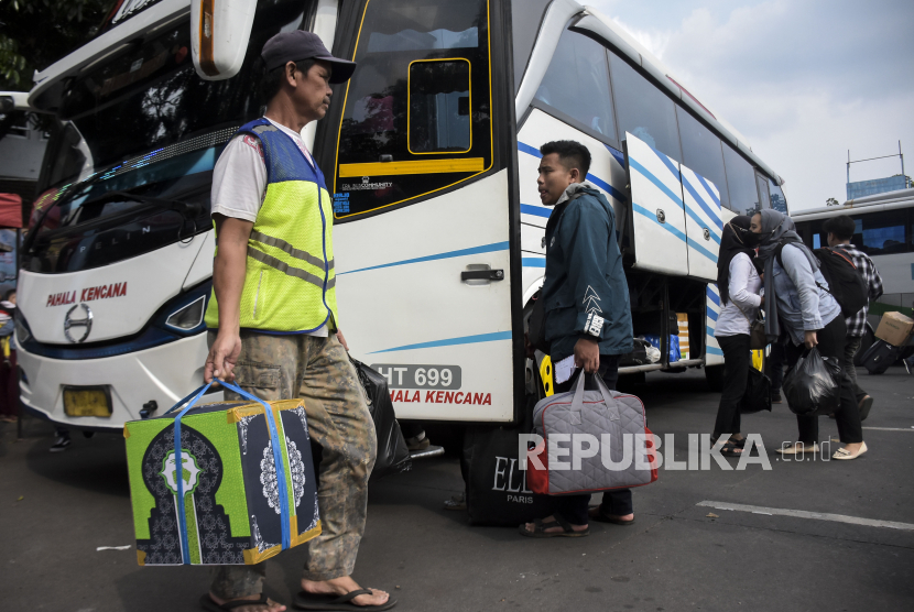 Calon penumpang berjalan memasuki bus di Terminal Cicaheum, Kota Bandung, Jawa Barat