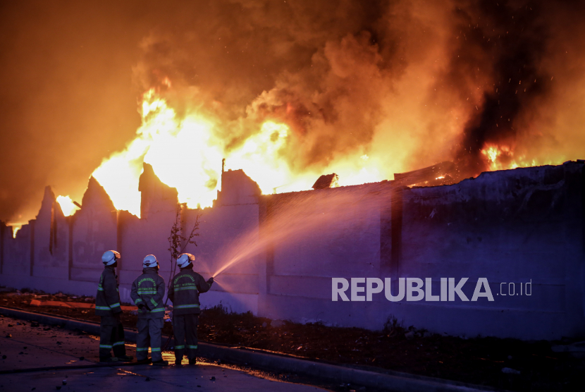 Petugas pemadam kebakaran berusaha memadamkan api yang membakar pabrik korek api di Pakuhaji, Kabupaten Tangerang, Banten, Selasa (2/11/2021). Kebakaran yang belum diketahui penyebabnya tersebut masih dalam penyelidikan kepolisian. 