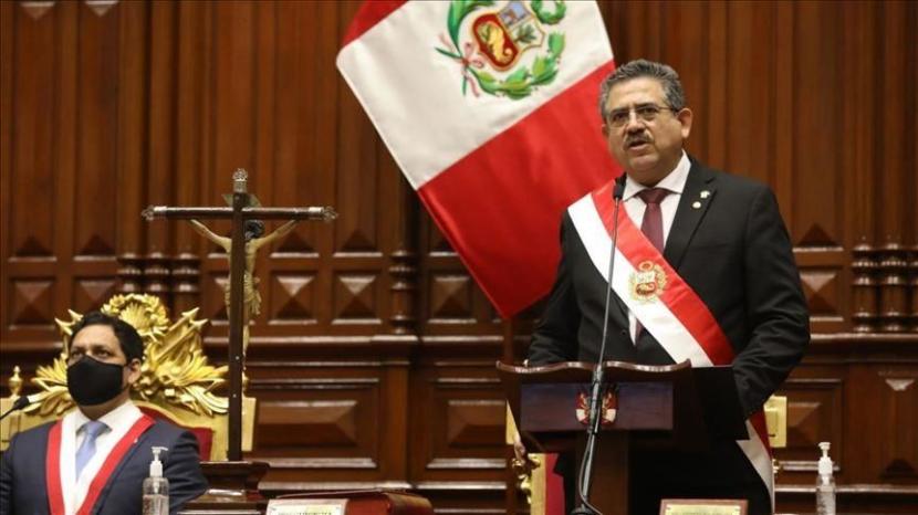 Presiden sementara Peru Manuel Merino mengumumkan pengunduran dirinya pada Ahad (15/11)
