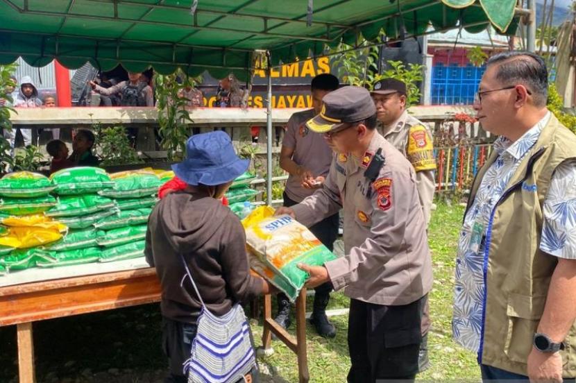 Polisi Jayawijaya dan Bulog bekerja untuk menstabilkan harga beras.