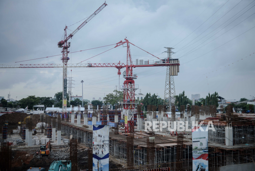 Suasana proyek pembangunan pusat perbelanjaan di kawasan Pasar Senen, Jakarta, Selasa (5/1). Bank Indonesia (BI) mencatat terdapat aliran modal asing masuk bersih sebesar Rp 9,95 triliun ke pasar keuangan Indonesia selama sepekan 9-12 Januari 2023.