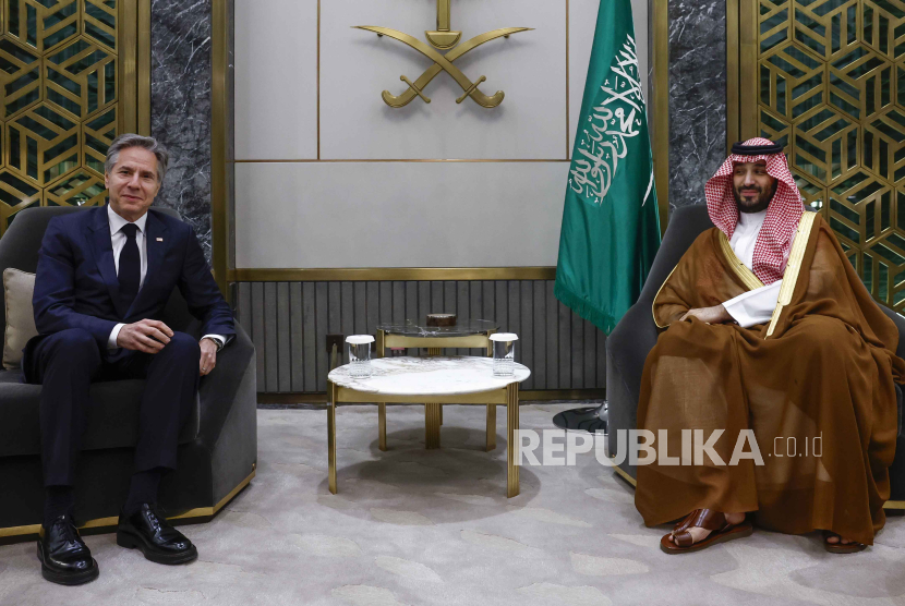 Menteri Luar Negeri AS Antony Blinken bertemu Putra Mahkota Saudi Mohammed bin Salman di Jeddah, Arab Saudi, Rabu, (20/3/2024).