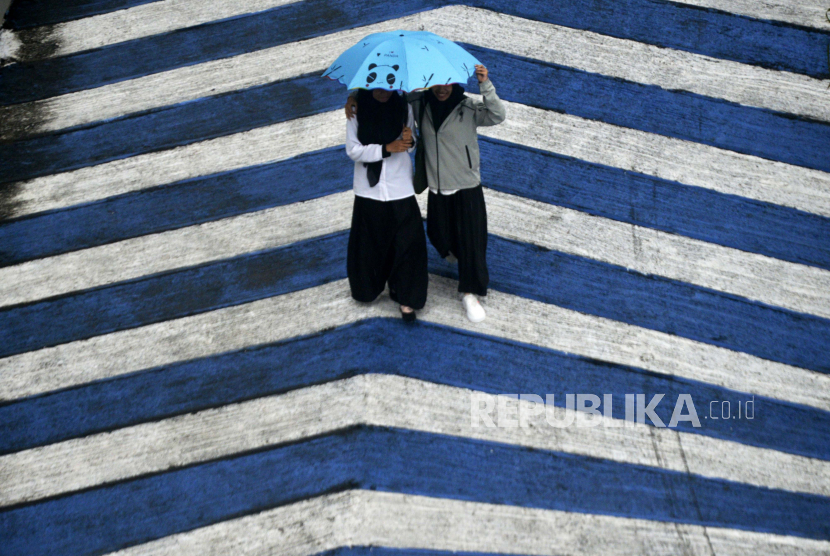 Badan Meteorologi, Klimatologi, dan Geofisika (BMKG) menyampaikan bahwa hujan dengan intensitas ringan berpeluang turun di sejumlah kota besar di Indonesia pada Selasa./ilustrasi.