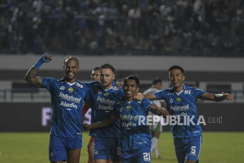 Sejumlah pemain Persib Bandung melakukan selebrasi usai mencetak gol dalam lanjutan laga Liga 1 2023/2024.