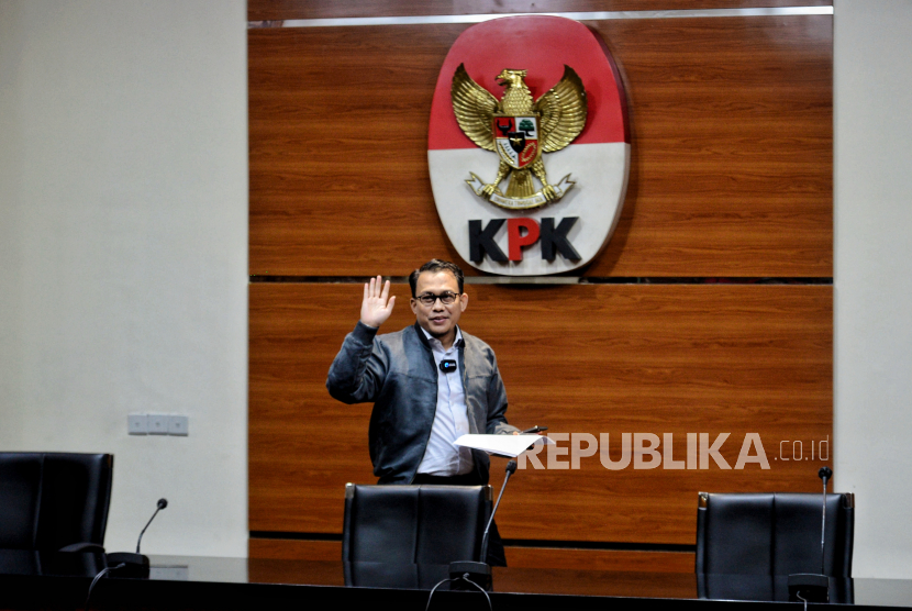 Jubir KPK Ali Fikri menyapa jurnalis saat akan menyampaikan keterangan konferensi pers di Gedung Merah Putih KPK, Jakarta, Selasa (26/7/2022).