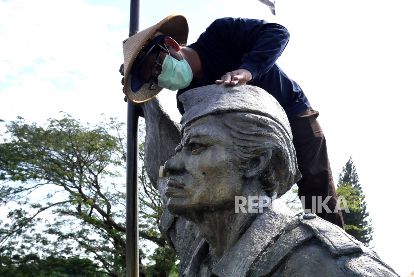 Hukum Menjual Gambar atau Patung Makhluk Bernyawa. Pegawai membersihkan patung perunggu di Monumen Serangan Umum 1 Maret, Yogyakarta.