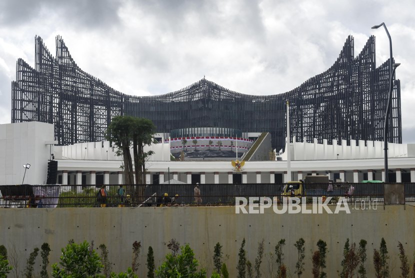 Pembangunan Istana Negara dengan latar belakang Istana Garuda IKN di Penajam Paser Utara, Kalimantan Timur, Jumat (9/8/2024).