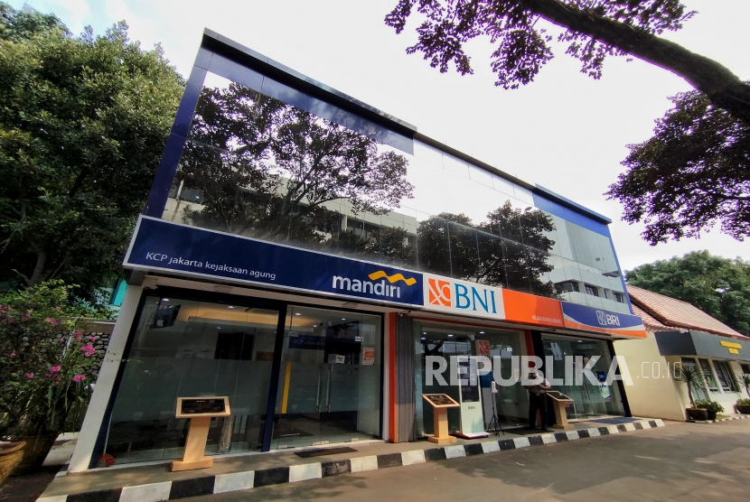 Suasana kantor Bank BUMN yaitu Bank BRI, Bank BNI dan Bank Mandiri. PT Bank Mandiri (Persero) Tbk membidik akuisisi berbasis ekosistem nasabah potensial guna menggenjot realisasi kredit usaha rakyat.