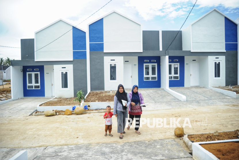 Warga melihat rumah subsidi di Perumahan Graha Arraya, Cibungbulang, Kabupaten Bogor, Jumat (21/2/2025).