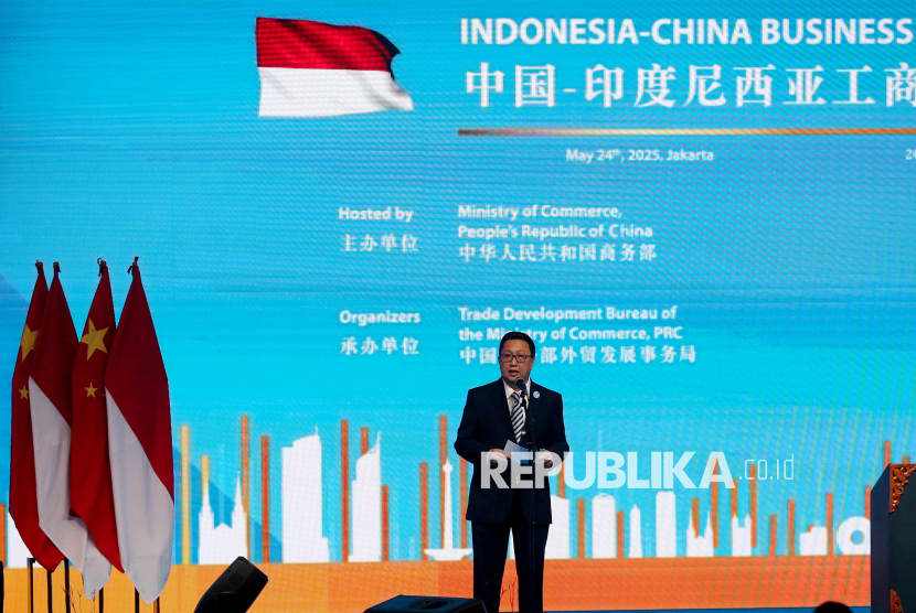 Ketua Kadin Indonesia Komite Cina Garibaldi Thohir memberikan sambutan saat menghadiri Indonesia-China Business Reception 2025 yang diadakan Kadin Indonesia Komite China di Jakarta, Sabtu (24/5/2025). Acara yang dihadiri Presiden Prabowo Subianto dan PM China Li Qiang beserta puluhan pengusaha China itu untuk mempererat hubungan bisnis kedua negara. Pada kesempatan yang sama juga dilakukan penandatanganan nota kesepahaman kerja sama strategis antara Indonesia dengan The China Chamber of Commerce in Indonesia (CCCI). 