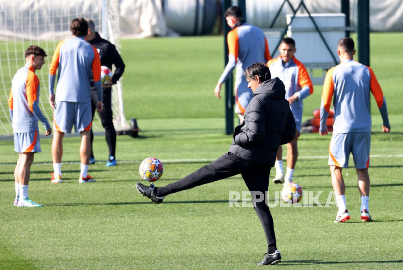 Inter Milan head coach Simone Inzaghi during a training session of the team in Milan, Italy, 19 February 2024. Inter face Atletico Madrid in a UEFA Champions League Round of 16, 1st leg soccer match on 20 February 2024.  