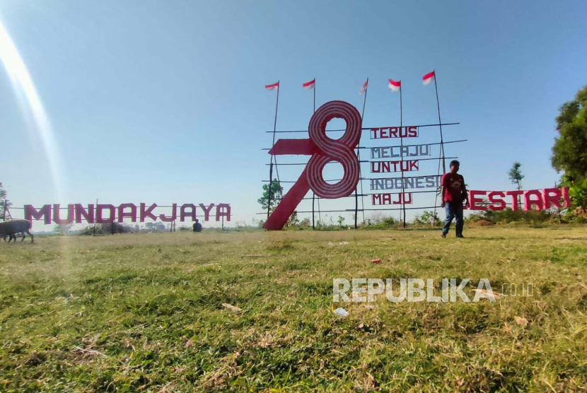 Ornamen logo Hari Ulang Tahun (HUT) ke-78 Kemerdekaan Republik Indonesia berdiri di Desa Mundakjaya, Kecamatan Cikedung, Kabupaten Indramayu, Jawa Barat.
