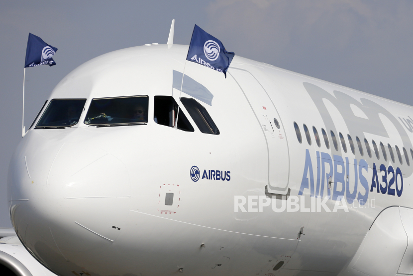 Taksi pesawat Airbus A320neo setelah mendarat dari penerbangan pertamanya dari bandara Toulouse-Blagnac, Prancis selatan, 25 September 2014 (diterbitkan ulang 17 Februari 2021). Airbus berhasil memenangkan pesanan 60 pesawat dari perusahaan leasing Aviation Capital Group.