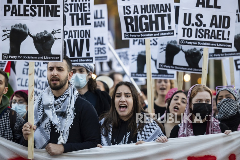 Massa menuntut gencatan senjata di Gaza, di Washington DC, 17 November 2023.