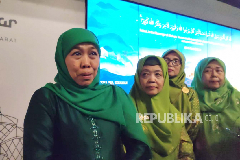 Gubernur Jatim Khofifah Indar Parawansa saat diwawancarai wartawan usai menghadiri acara Harlah Muslimat NU ke-77 di Masjid Raya Al Jabbar, Kota Bandung, Sabtu (13/5/2023). 