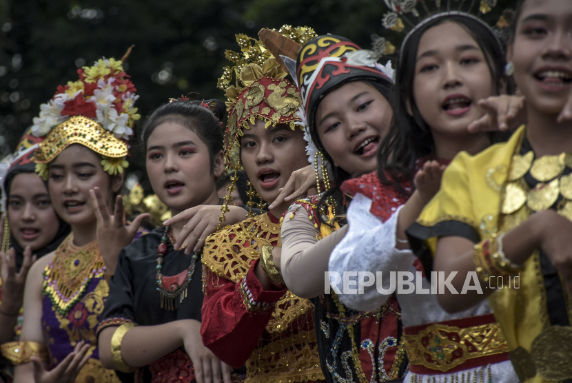 Sejumlah pelajar dari berbagai SMP di Kota Bandung mengenakan pakaian adat tampil pada kegiatan Ikrar Toleransi. Kemenag: Moderasi Beragama Kunci Keharmonisan Sosial di Indonesia