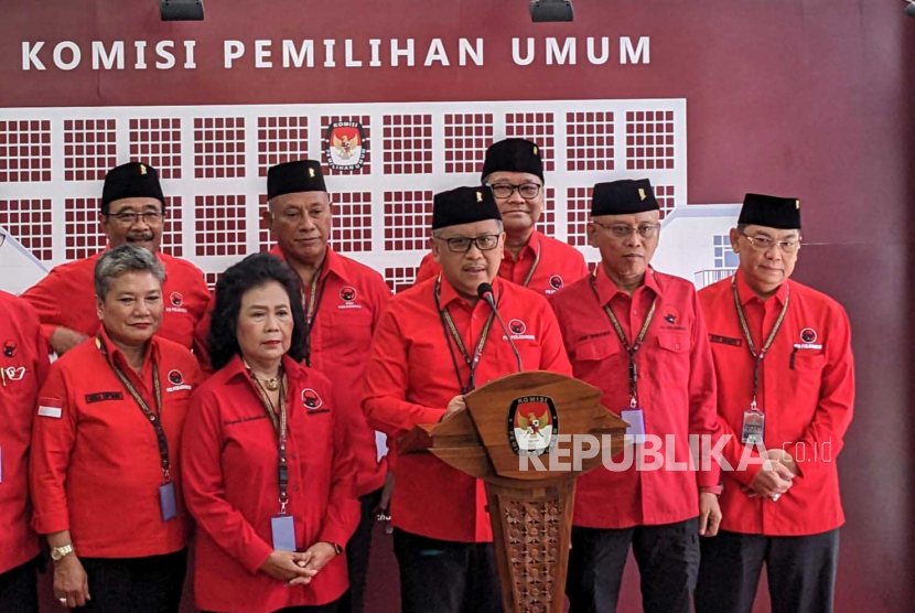 Sekjen PDIP Hasto Kristiyanto menyampaikan keterangan pers usai mendaftarkan bakal caleg DPR RI di Kantor KPU RI, Jakarta, Kamis (11/5/2023). 