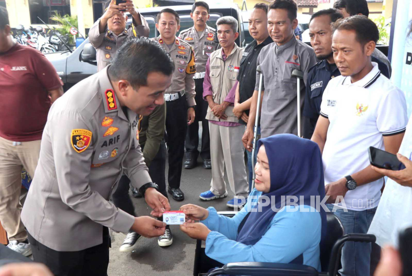 Polresta Cirebon menyerahkan SIM D gratis kepada sejumlah warga difabel yang menjadi peserta ujian SIM di Satpas Polresta Cirebon, Jawa Barat, Kamis (30/11/2023). 