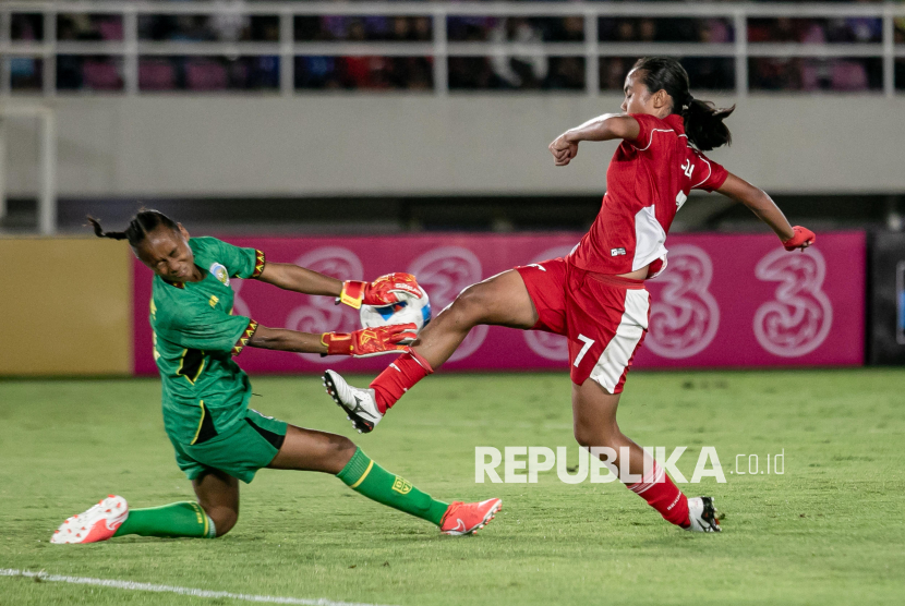 Pesepak bola timnas putri Indonesia Jazlyn Kayla Azkha (kanan) berebut bola dengan penjaga gawang timnas putri Timor Leste Vibiane Jeronimo Lobato Guterres (kiri) pada pertandingan penyisihan grup A Kejuaraan ASEAN Putri U-16 di Stadion Manahan, Solo, Jawa Tengah, Rabu (20/8/2025). Timnas putri Indonesia U-16 menang atas timna putri Timor Leste U-16 dengan skor 6-0. 